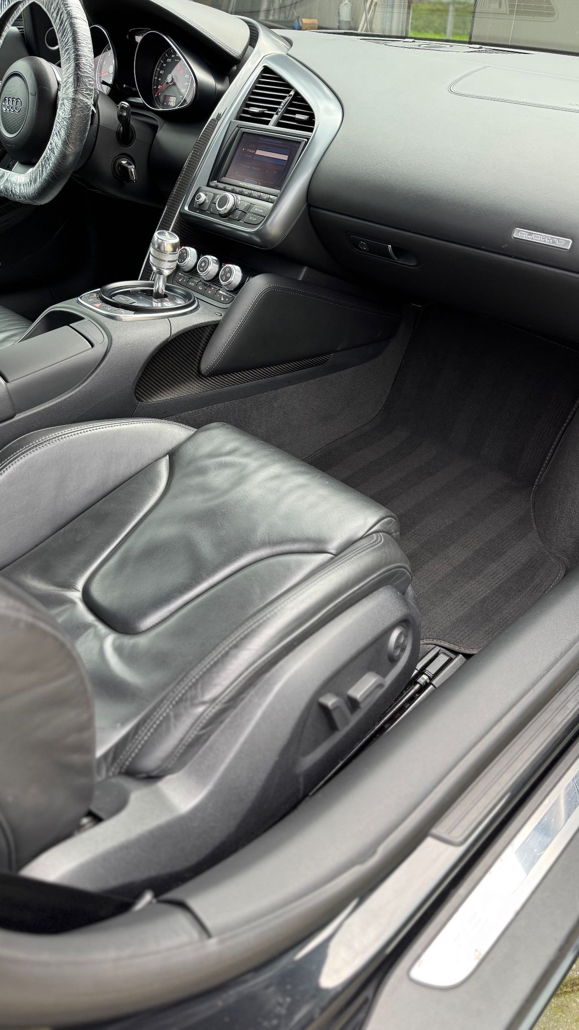 Audi R8 Spyder console