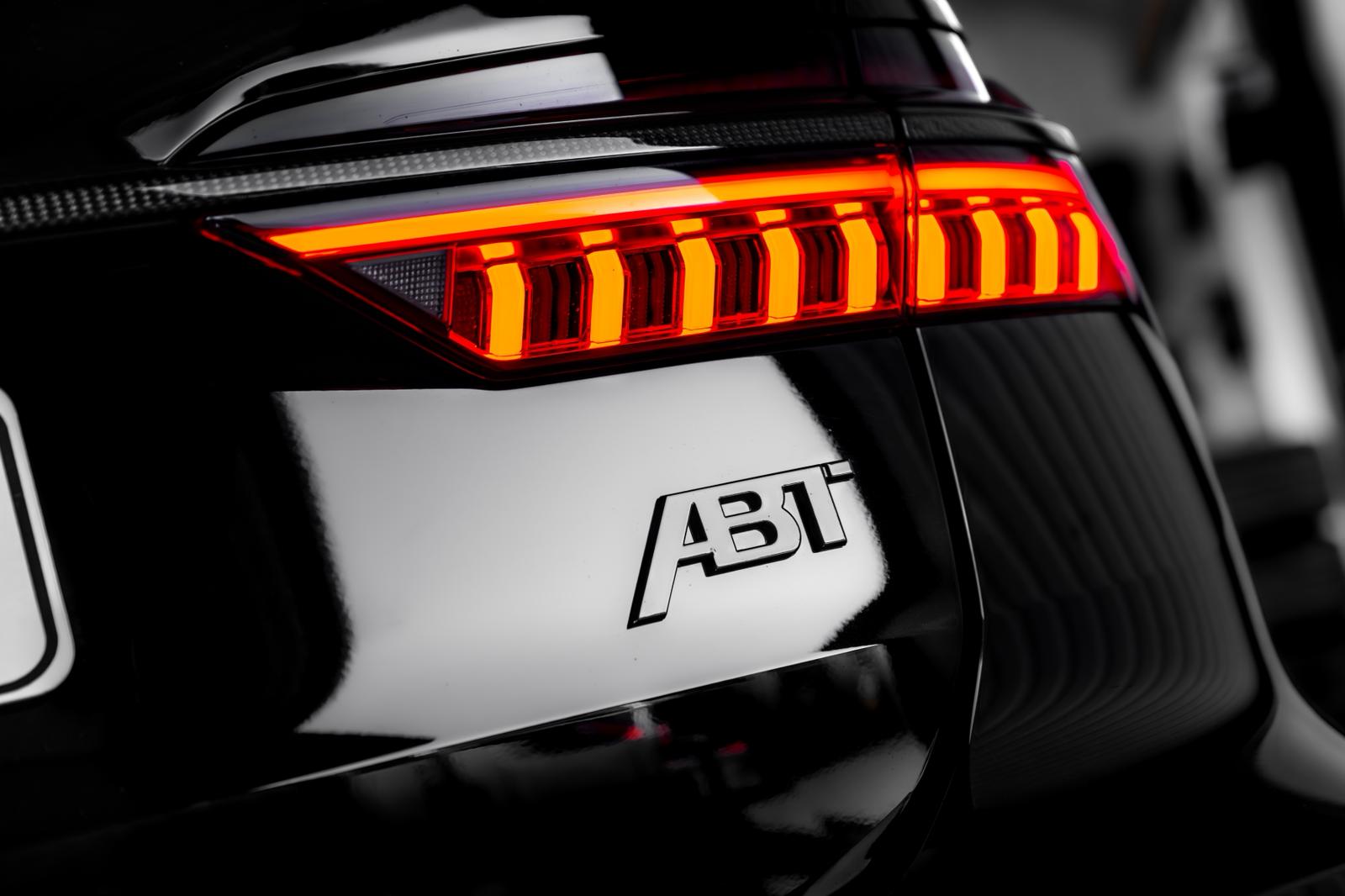 ABT badge met gloeiende rode achterlichten