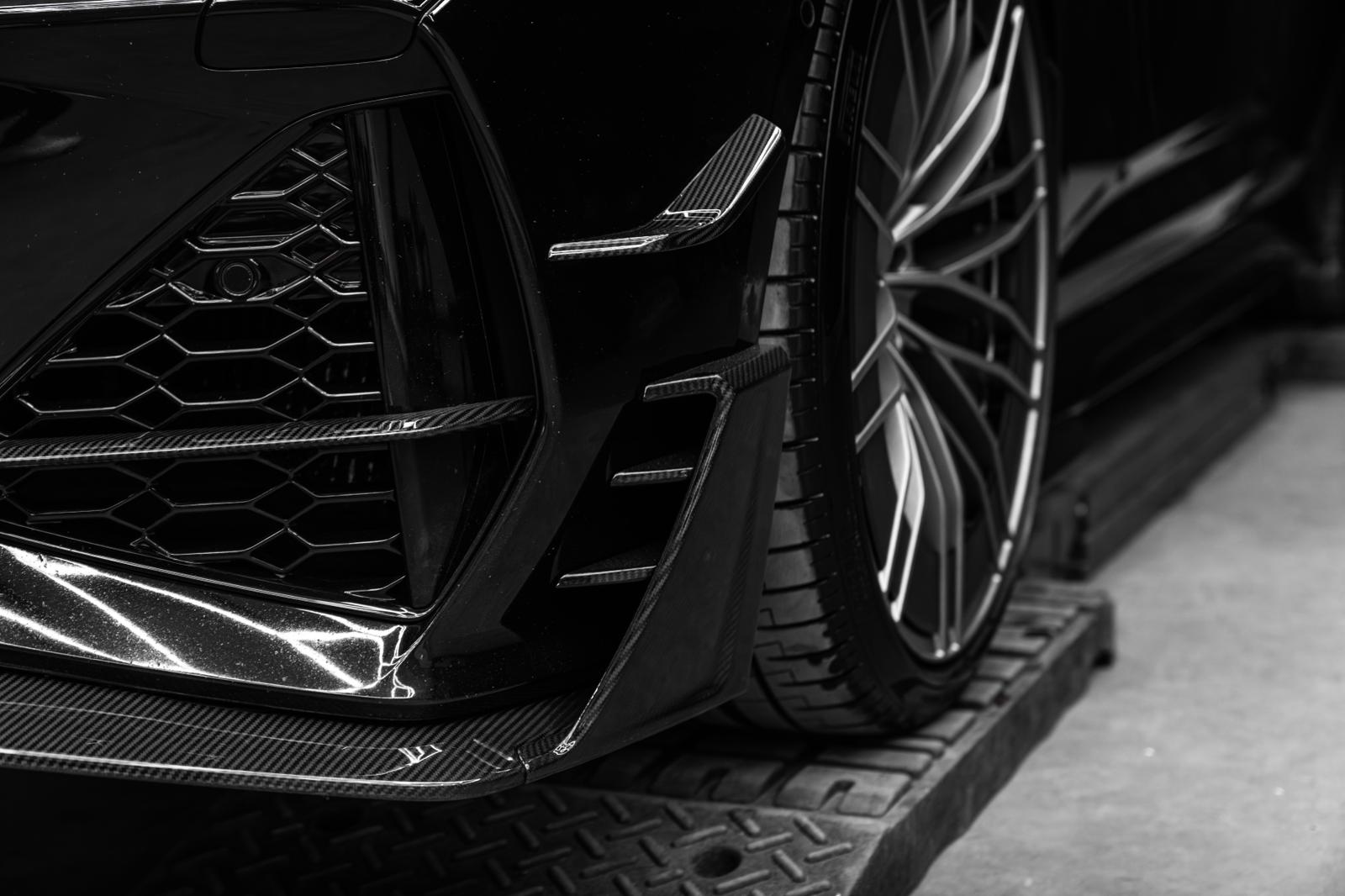 Carbon frontdiffuser en velg detail