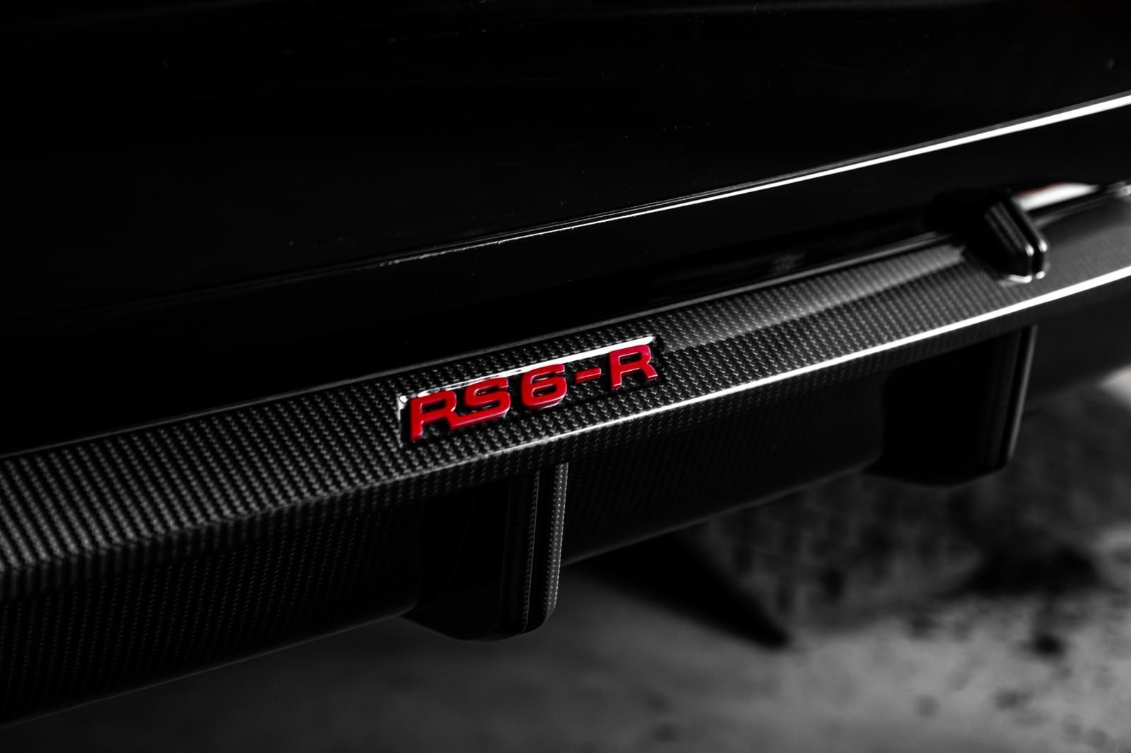 RS6-R carbon achterdiffuser badge in rood