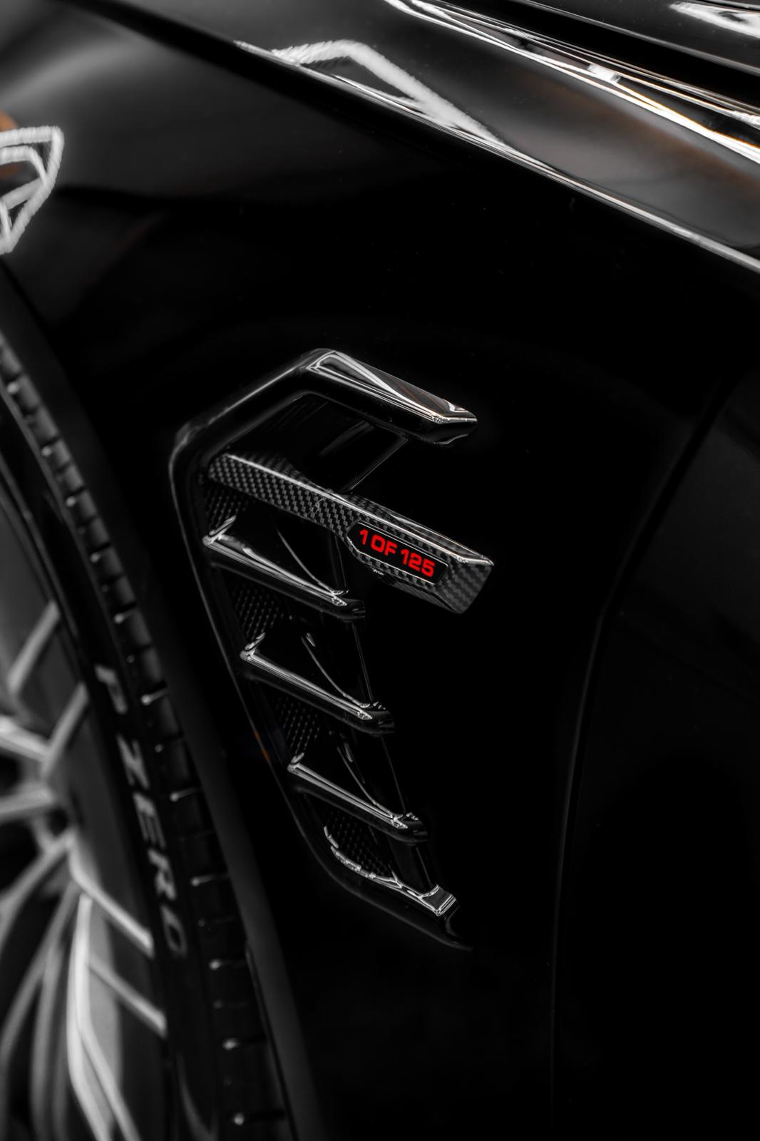 Fender vent met 1 OF 125 badge
