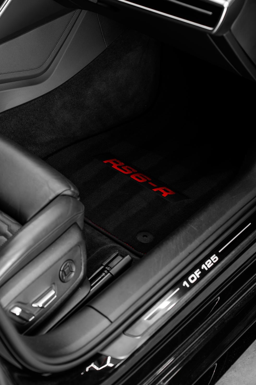 RS6-R vloermat met rood logo en 1 of 125 instaplijst