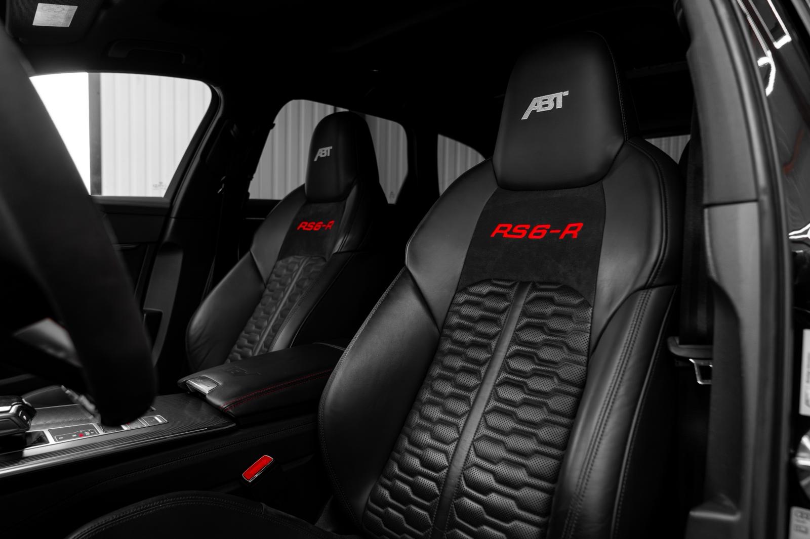 RS6-R ABT stoelen met rood logo