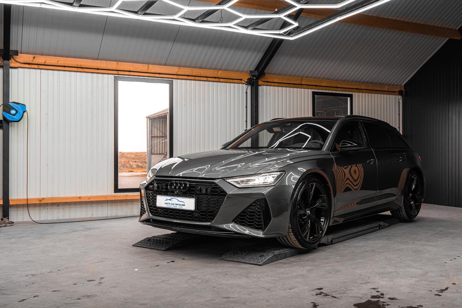 Audi RS6 frontaanzicht in garage