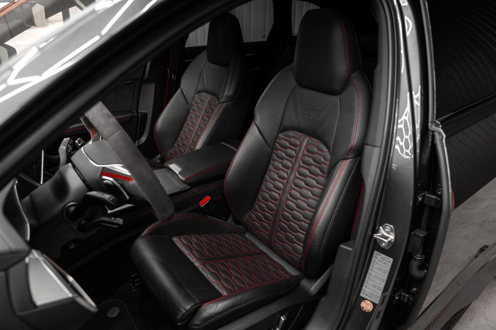 Audi RS6 sport stoelen met rode stiksels