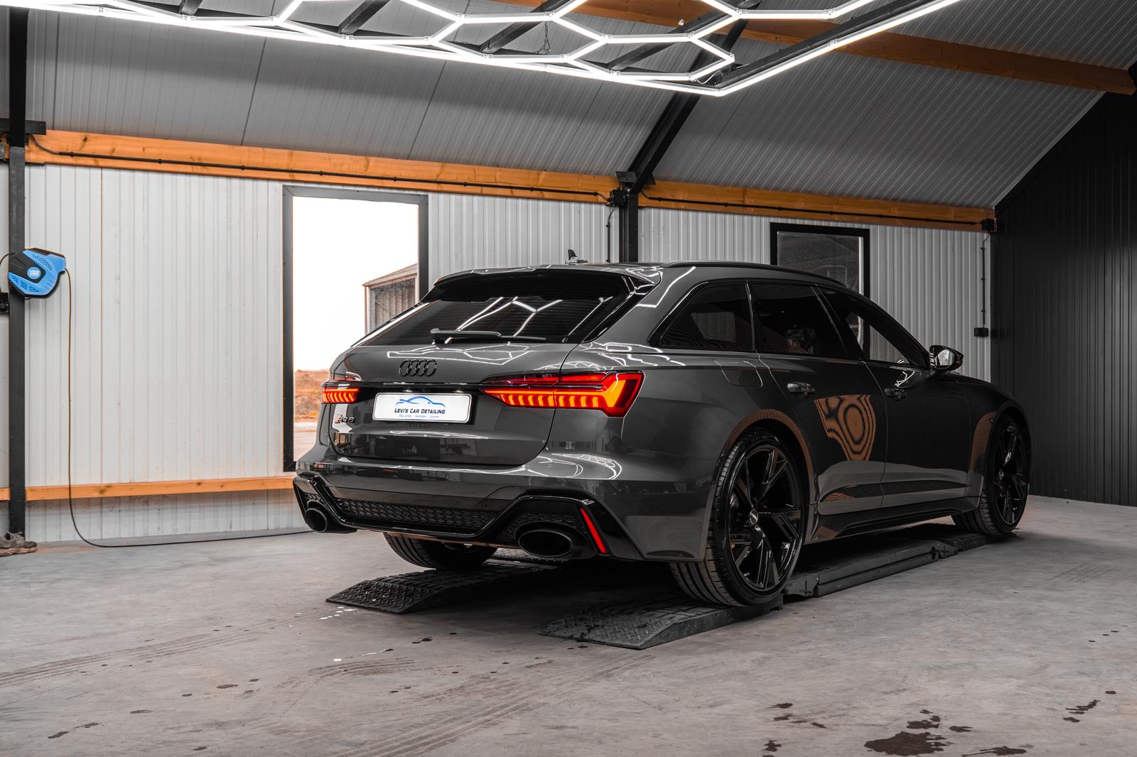 Audi RS6 achteraanzicht in garage