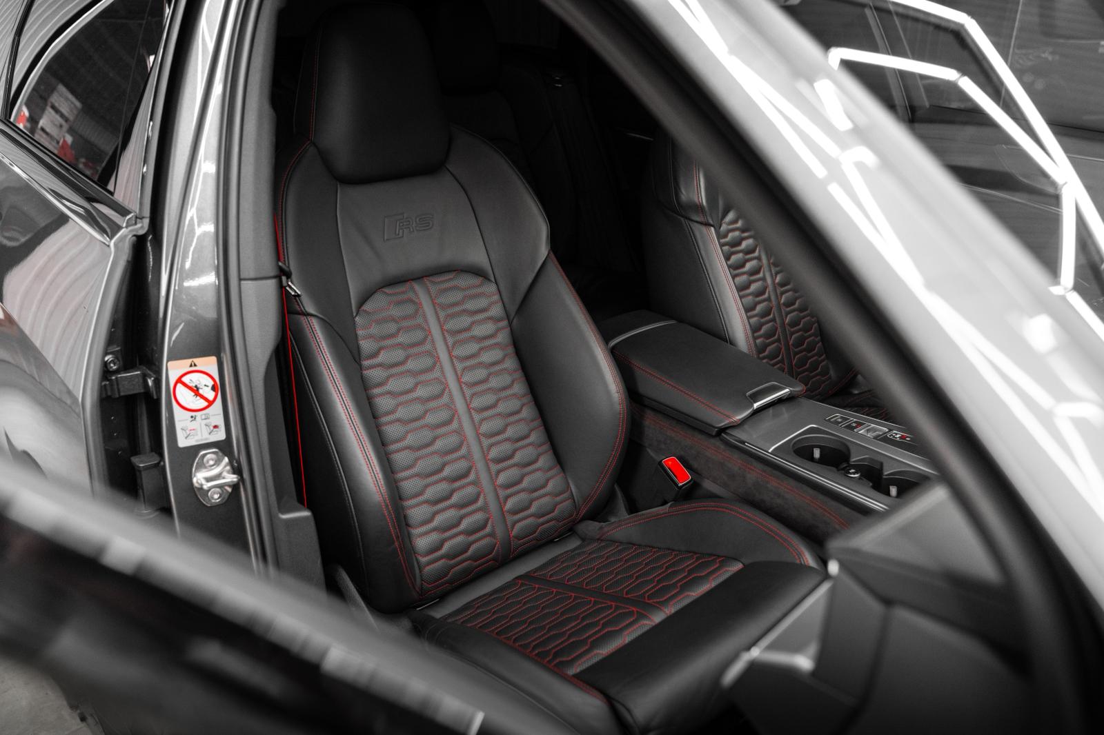 Audi RS6 stoel detail met rode quilting