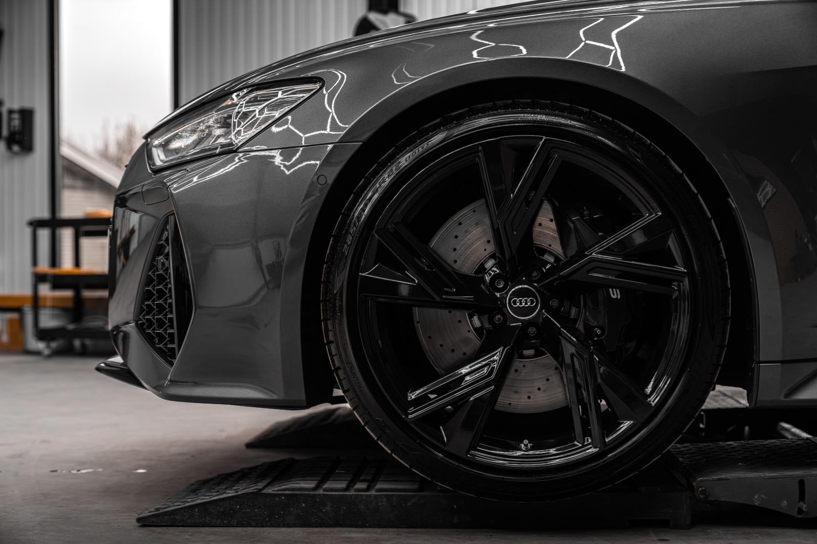 Audi RS6 wiel en koplamp detail