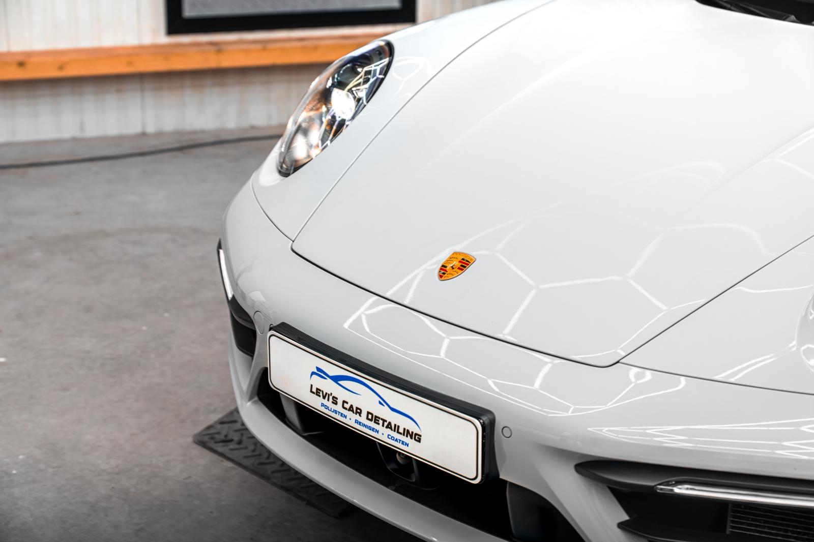 Porsche 911 Targa 4 GTS — Chalk