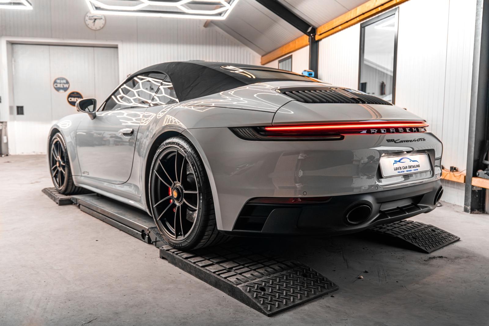 Porsche 911 Targa 4 GTS Chalk voorkant in garage