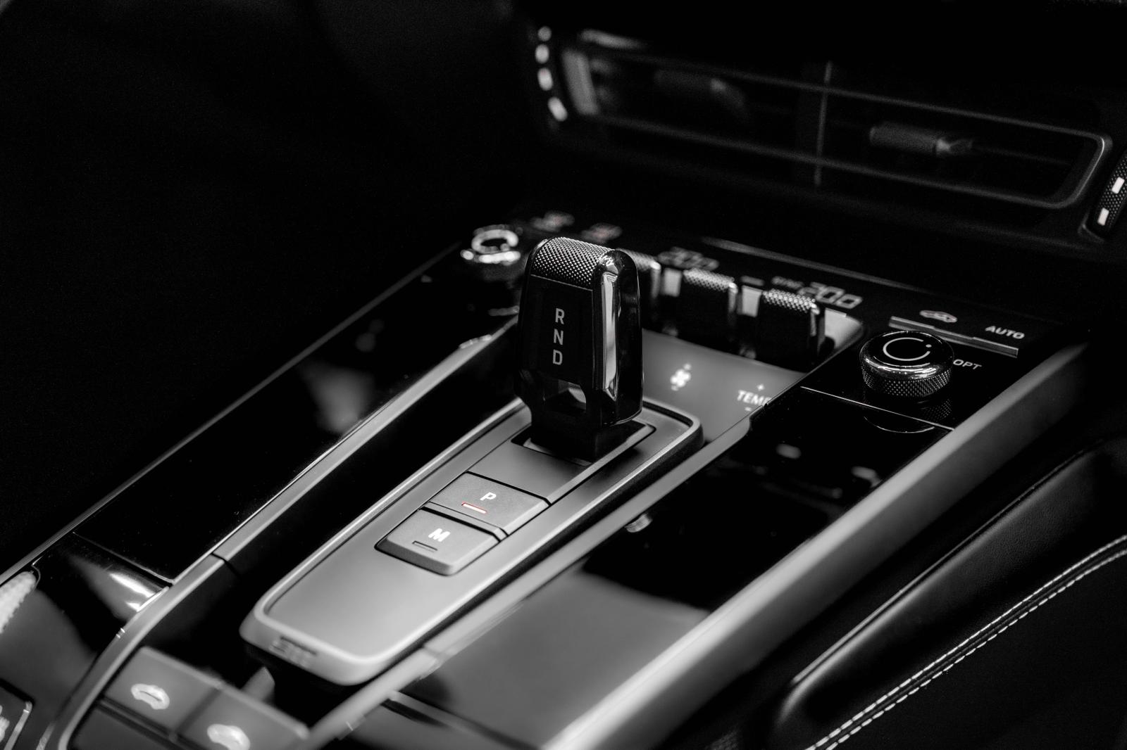 Porsche 911 Targa 4 GTS Chalk gear shifter detail