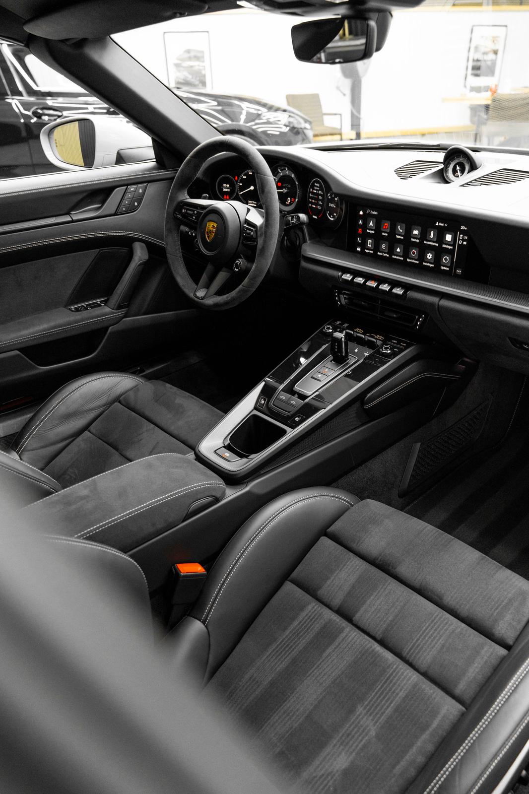 Porsche 911 Targa 4 GTS Chalk interior dashboard
