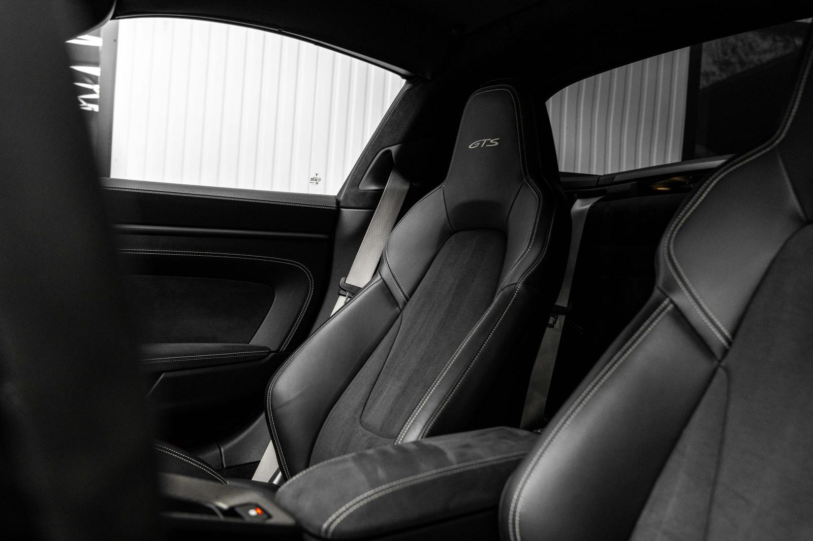 Porsche 911 Targa 4 GTS Chalk interior GTS seats