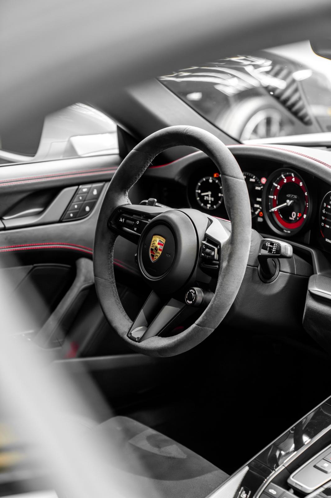 Porsche 911 Targa 4 GTS Chalk interieur stoelen