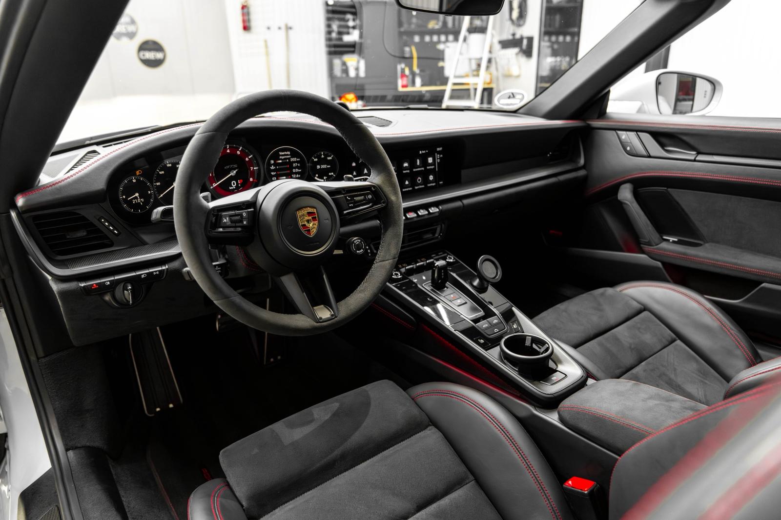 Porsche 911 Targa 4 GTS Chalk interieur stuurwiel dashboard