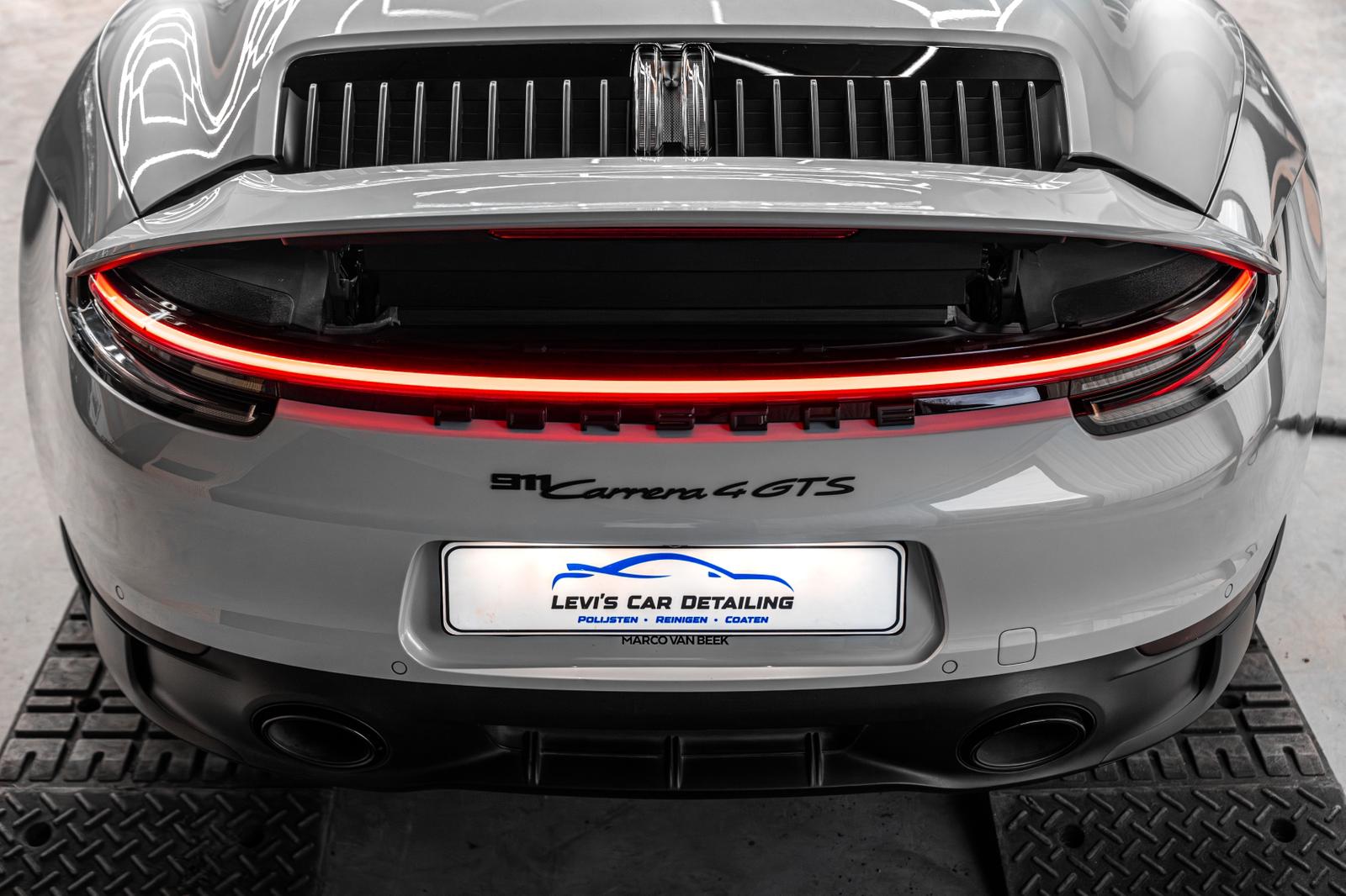 Porsche 911 Targa 4 GTS Chalk achterkant directe aanzicht