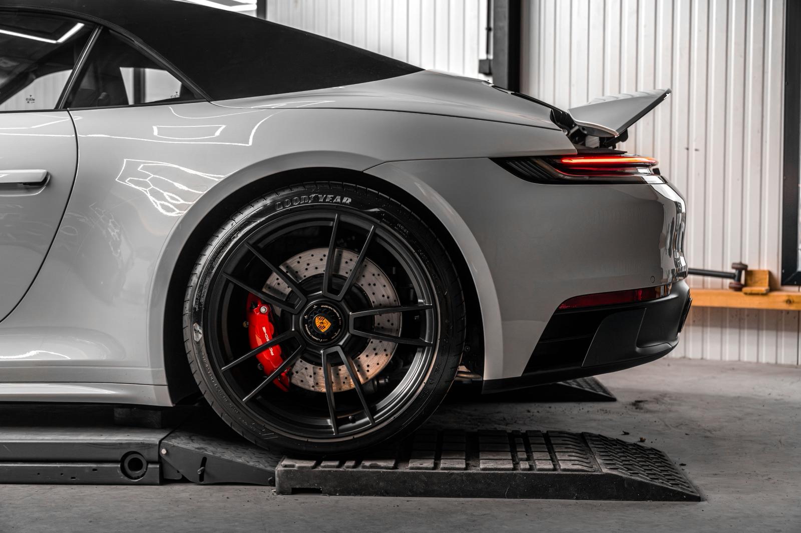 Porsche 911 Targa 4 GTS Chalk achterkant in garage