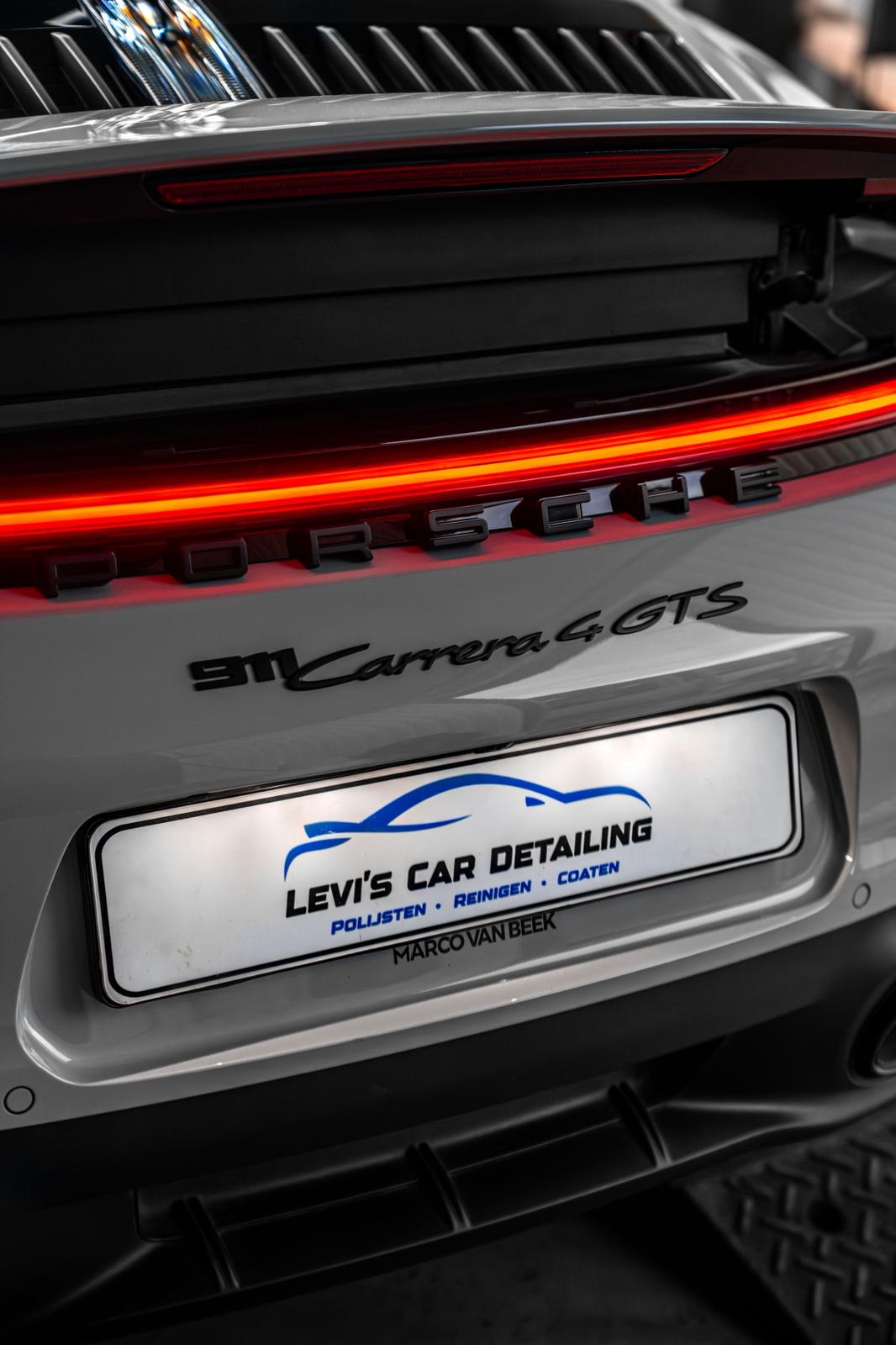 Porsche 911 Targa 4 GTS Chalk achterlicht detail met LED