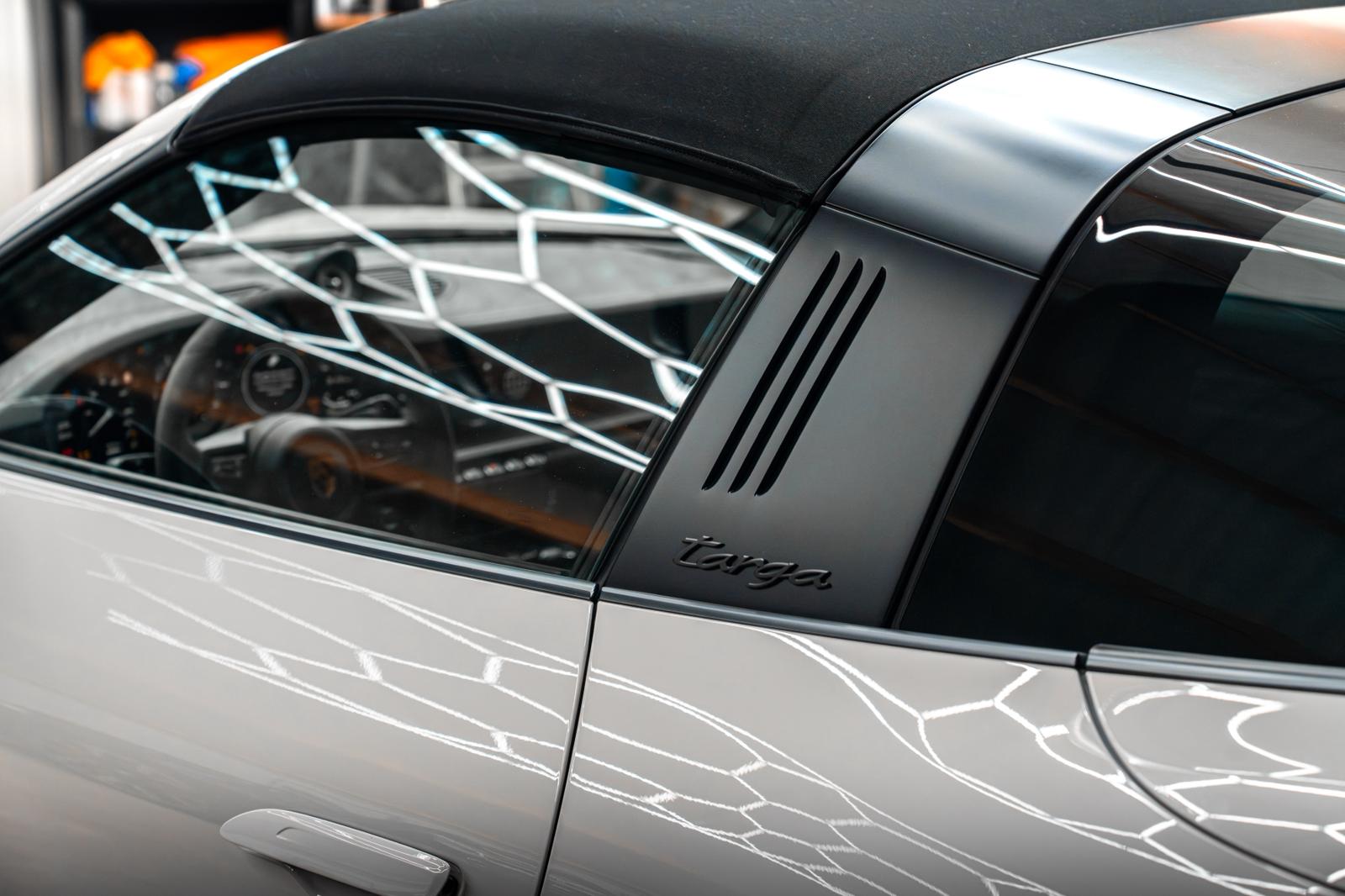 Porsche 911 Targa 4 GTS Chalk roof detail