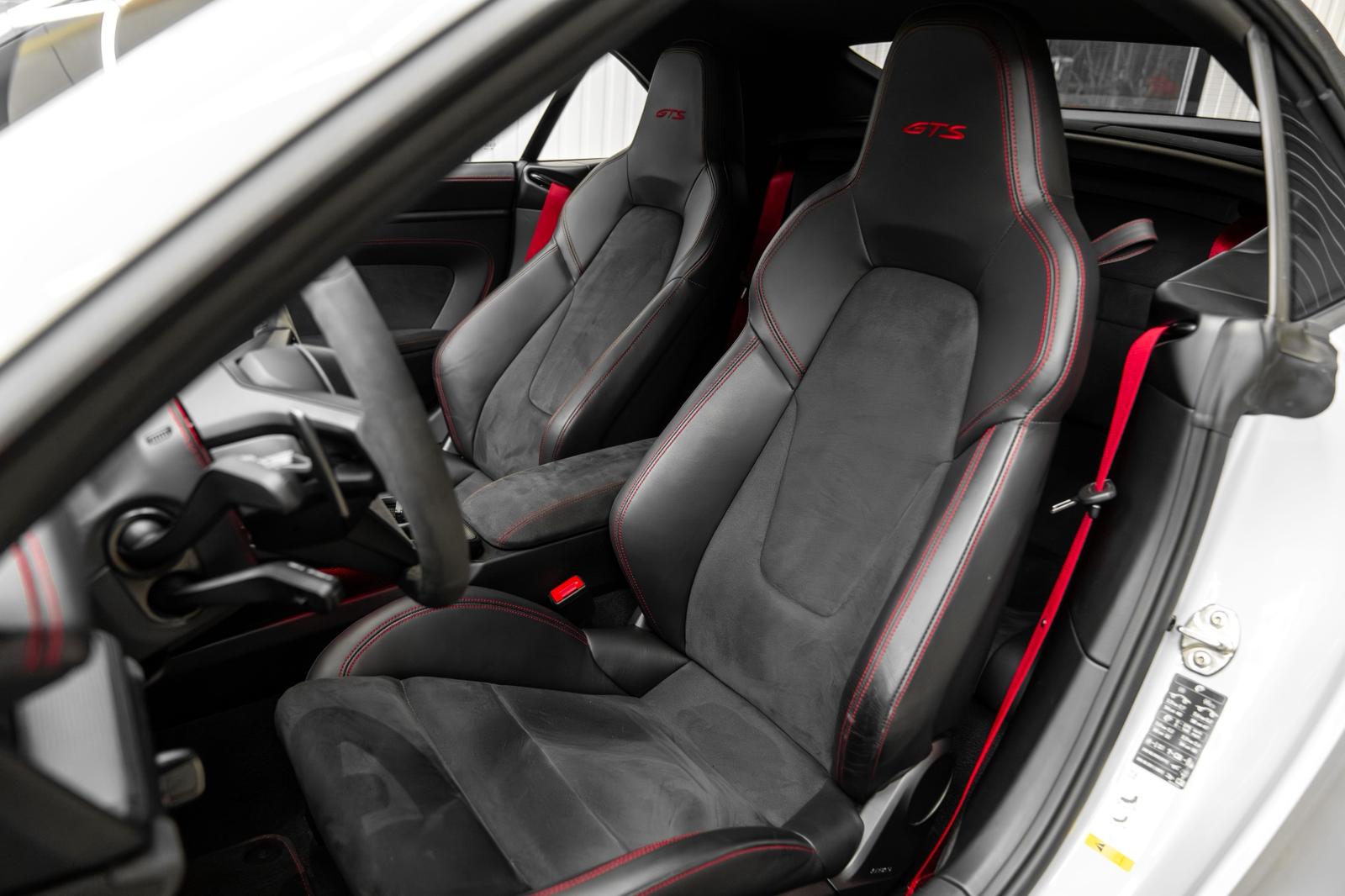 Porsche 911 Targa 4 GTS Chalk zijaanzicht