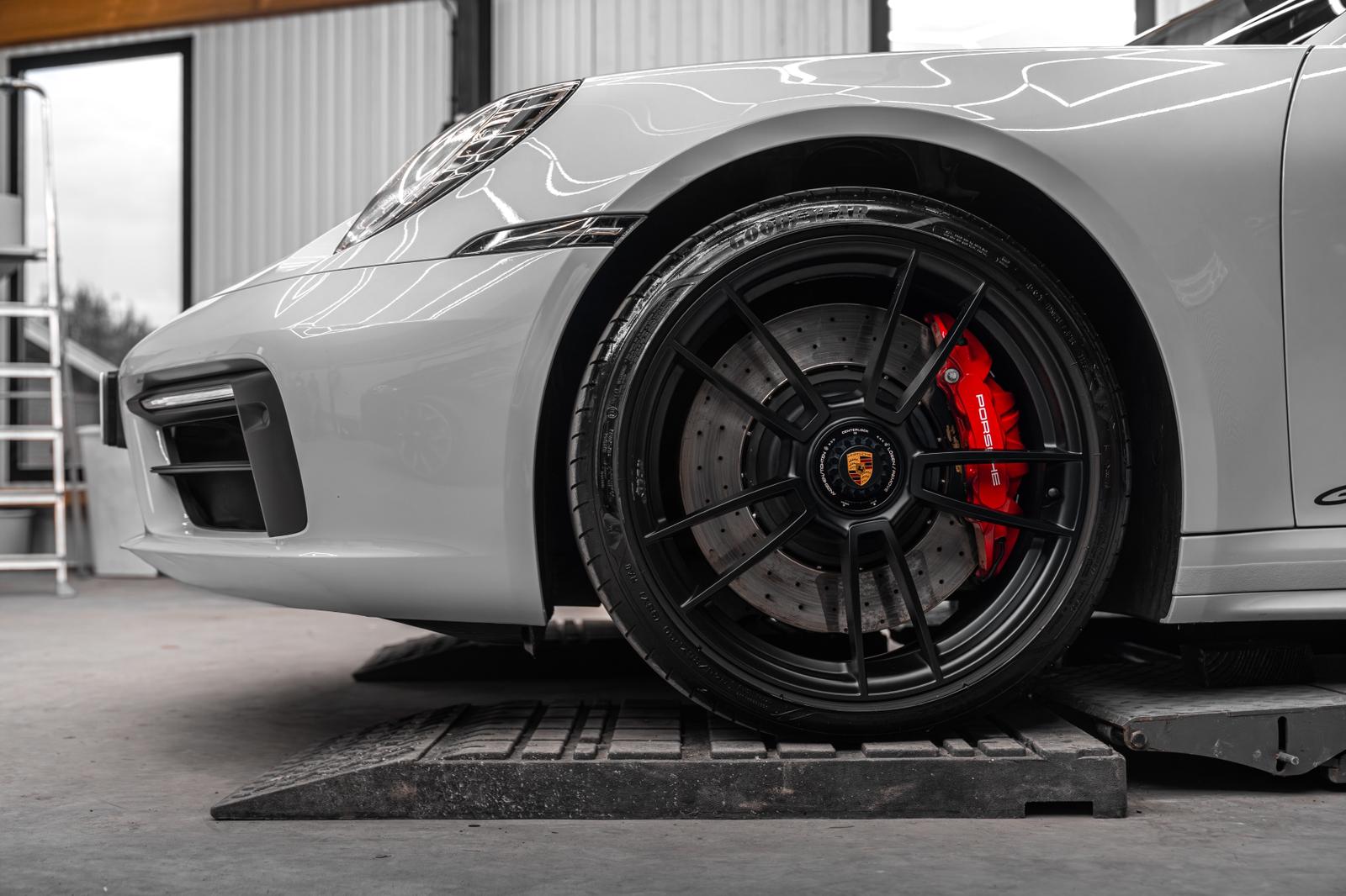 Porsche 911 Targa 4 GTS Chalk velg met rode remklauw