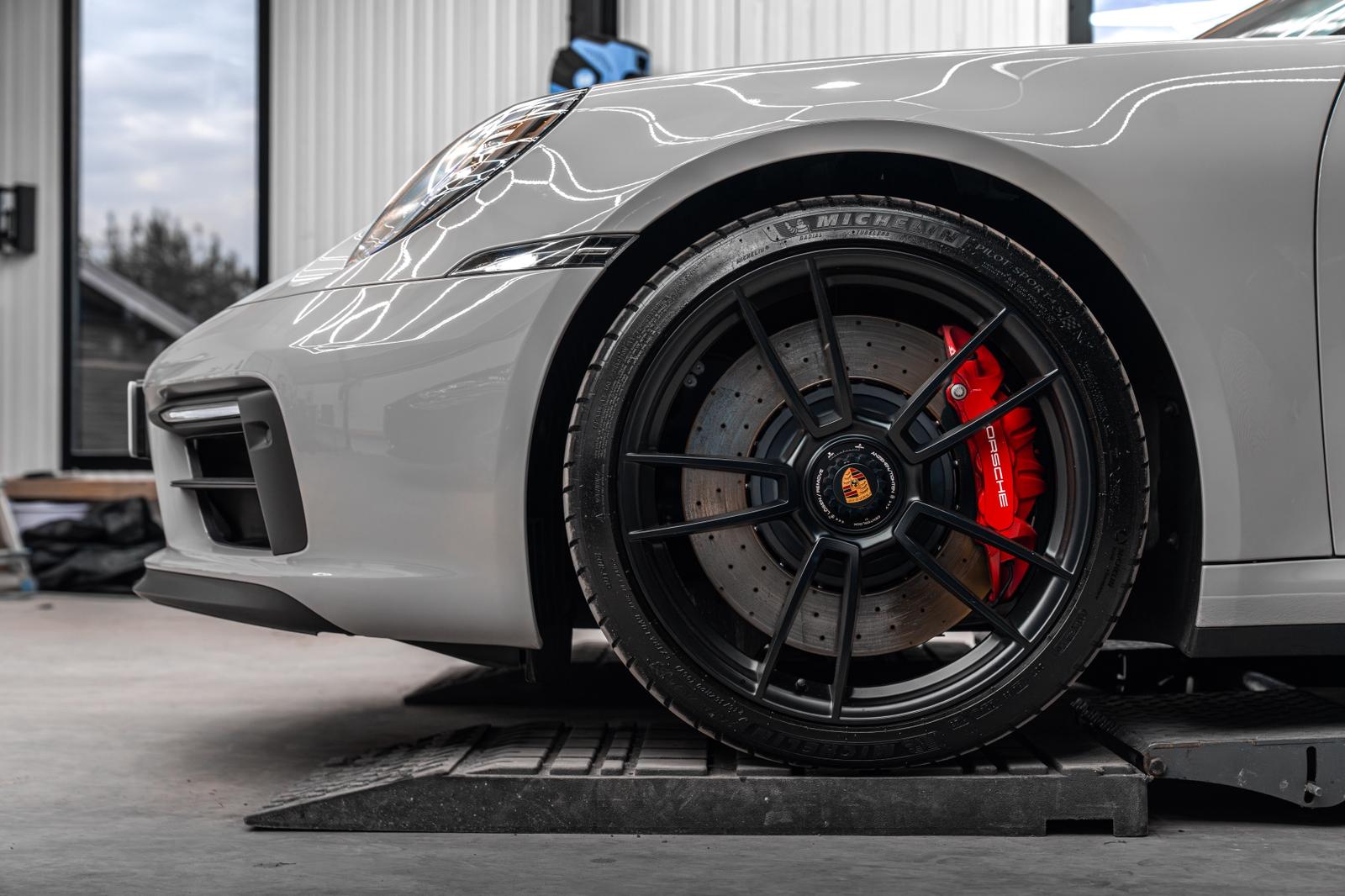 Porsche 911 Targa 4 GTS Chalk wheel detail