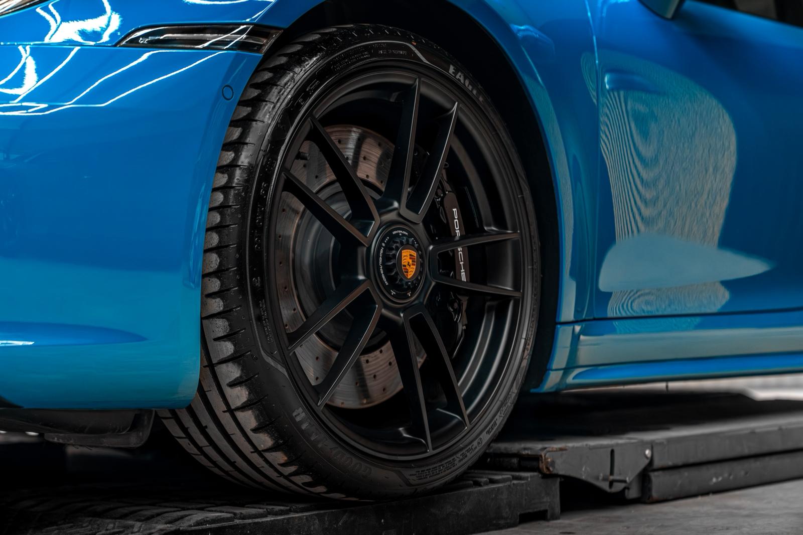 Porsche wiel met remschijf detail