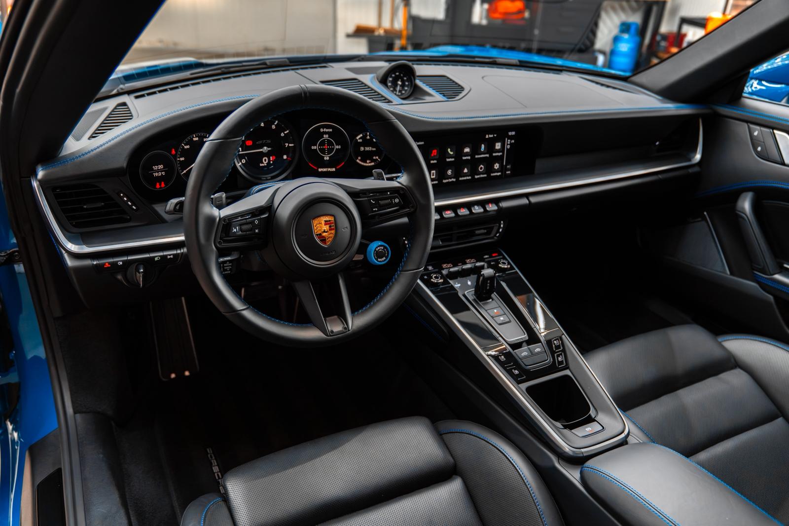 Porsche 911 Targa 4 GTS interieur dashboard