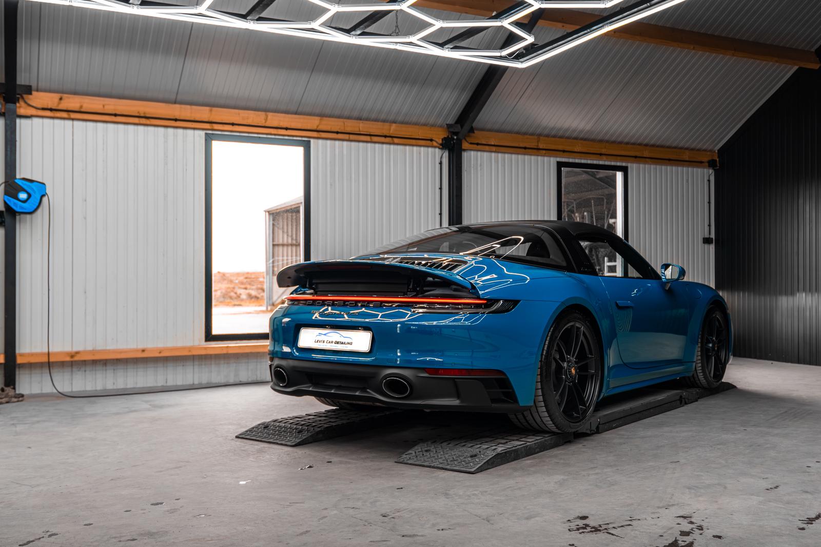 Porsche 911 Targa 4 GTS Shark Blue achterkant