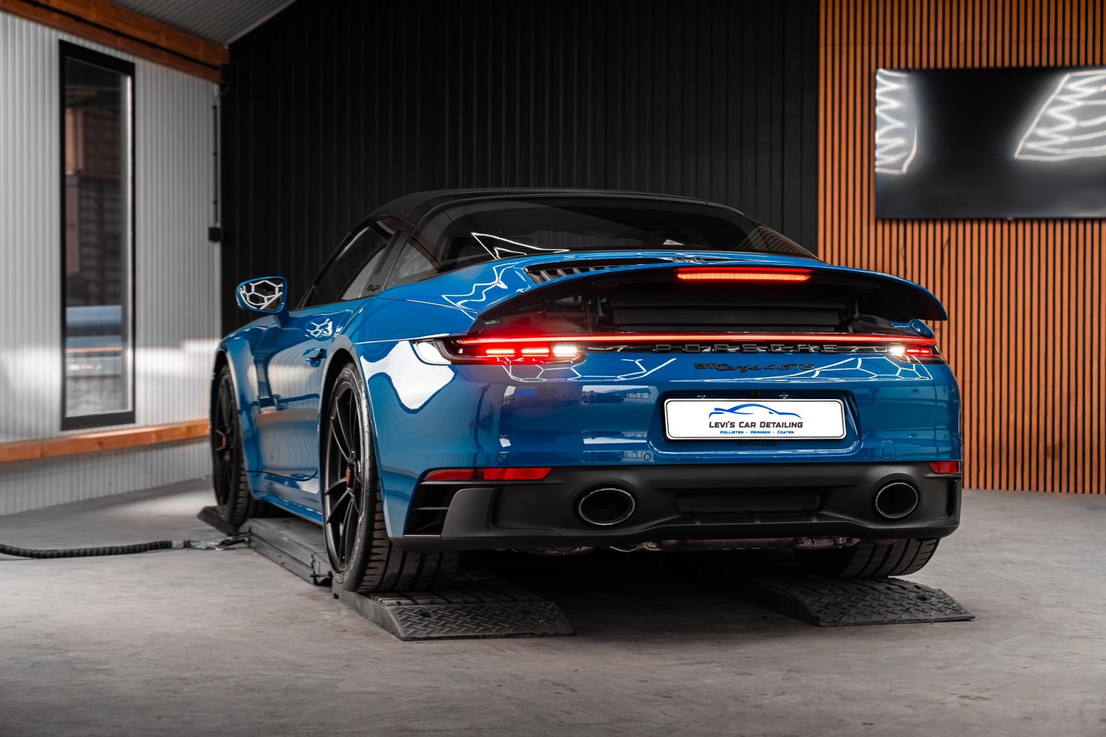 Porsche 911 Targa 4 GTS Shark Blue achterkant met LED