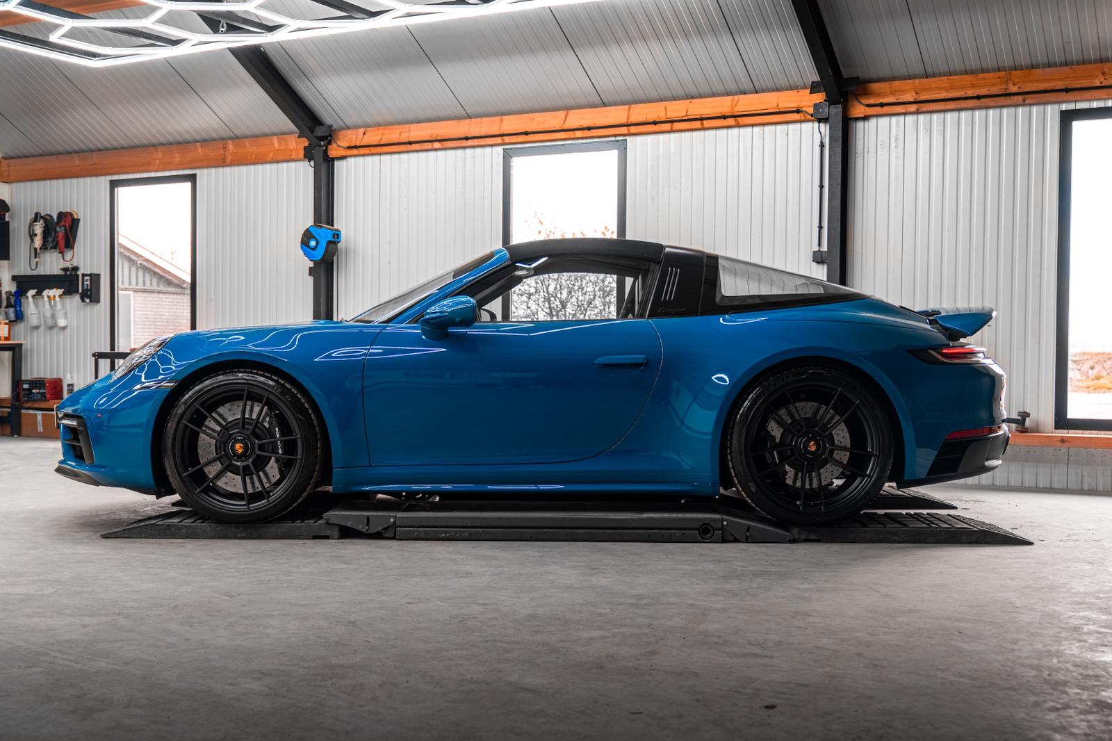 Porsche 911 Targa 4 GTS Shark Blue zijaanzicht