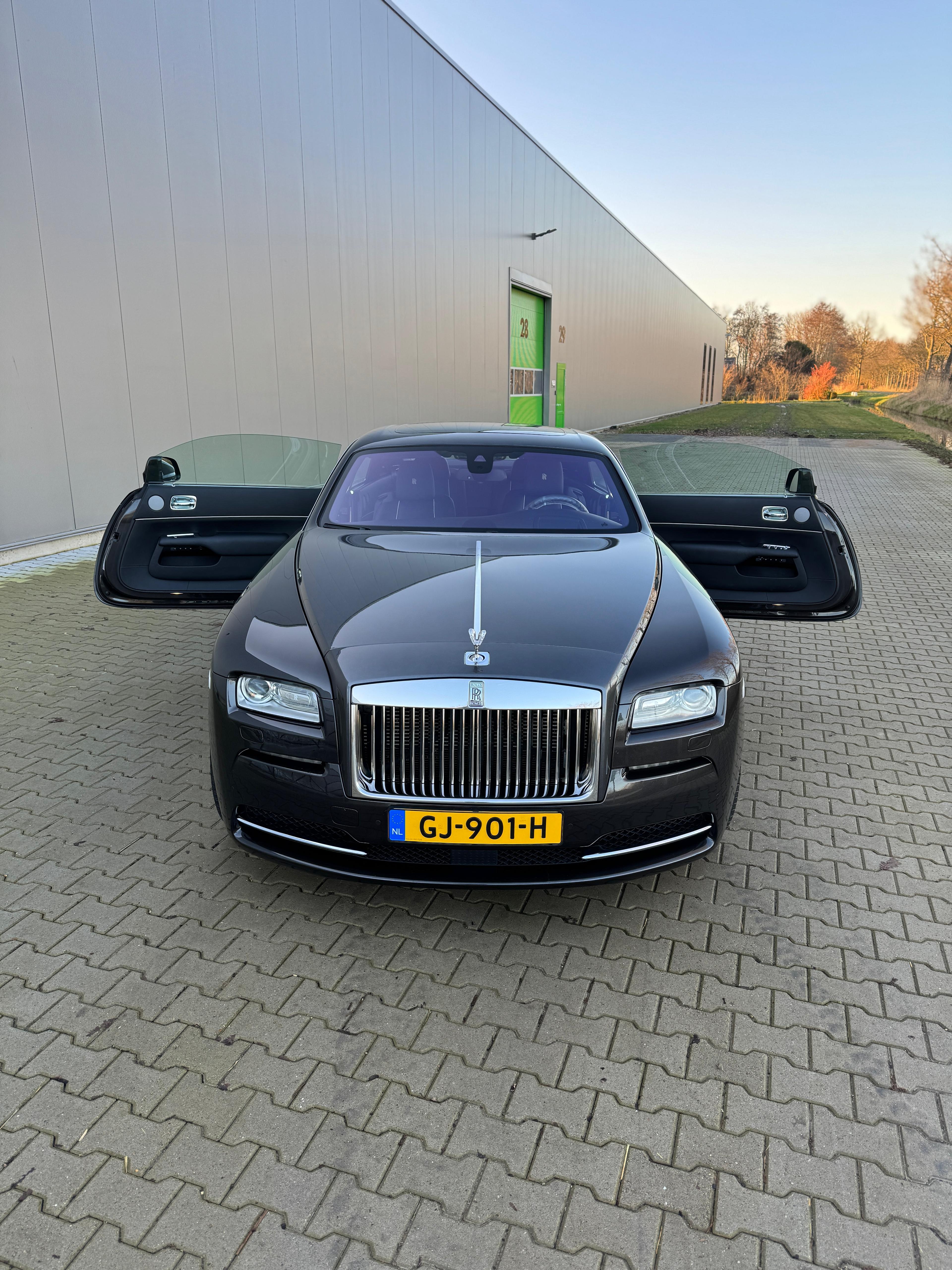 Rolls-Royce Wraith met geopende deuren